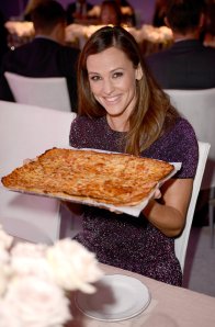 From https://celebrity.yahoo.com/blogs/celeb-news/jennifer-garner-elle-women-in-hollywood-award-pizza-131818488.html